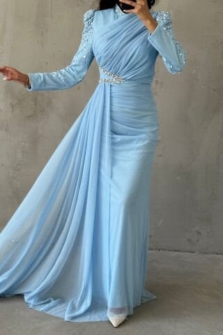 فستان سهرة حجابي بذيل مزخرف بشكل فريد باللون الأزرق الفاتح