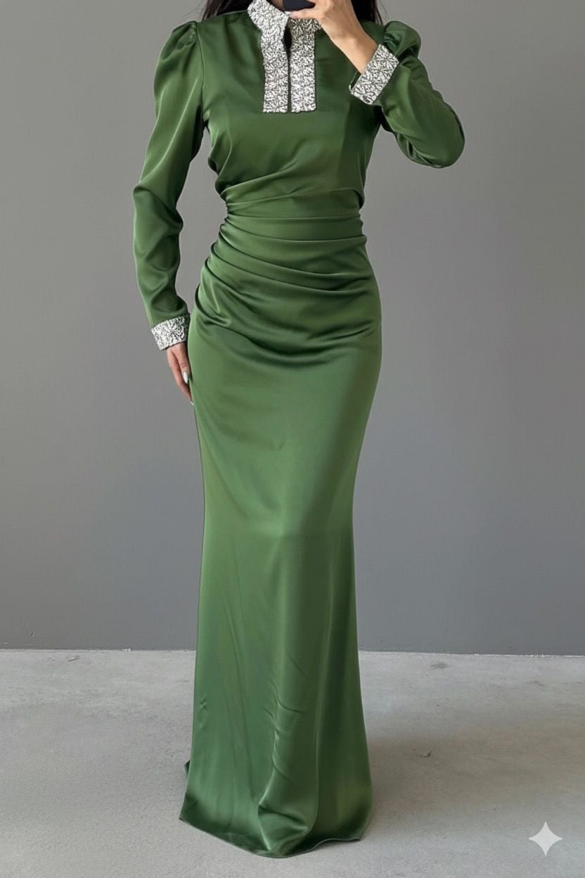 Mücevherli Şıklık: Kollu ve Yakası Taşlı Saten Tesettür Abiye Haki