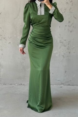 Mücevherli Şıklık: Kollu ve Yakası Taşlı Saten Tesettür Abiye Haki