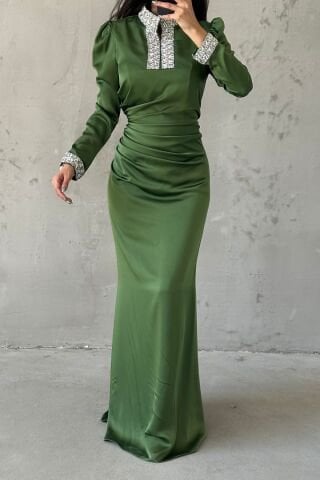 Mücevherli Şıklık: Kollu ve Yakası Taşlı Saten Tesettür Abiye Haki