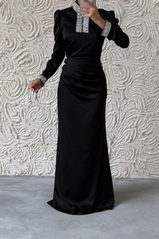 أناقة مرصعة بالجواهر: فستان سهرة ستان محجبات بأكمام وأحجار على الياقة، أسود
