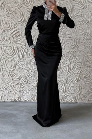 أناقة مرصعة بالجواهر: فستان سهرة ستان محجبات بأكمام وأحجار على الياقة، أسود