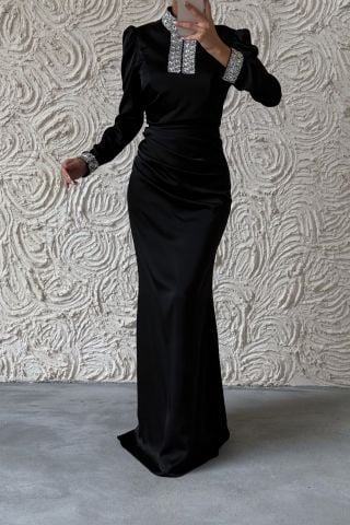 أناقة مرصعة بالجواهر: فستان سهرة ستان محجبات بأكمام وأحجار على الياقة، أسود