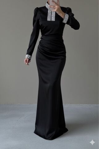 Mücevherli Şıklık: Kollu ve Yakası Taşlı Saten Tesettür Abiye Siyah