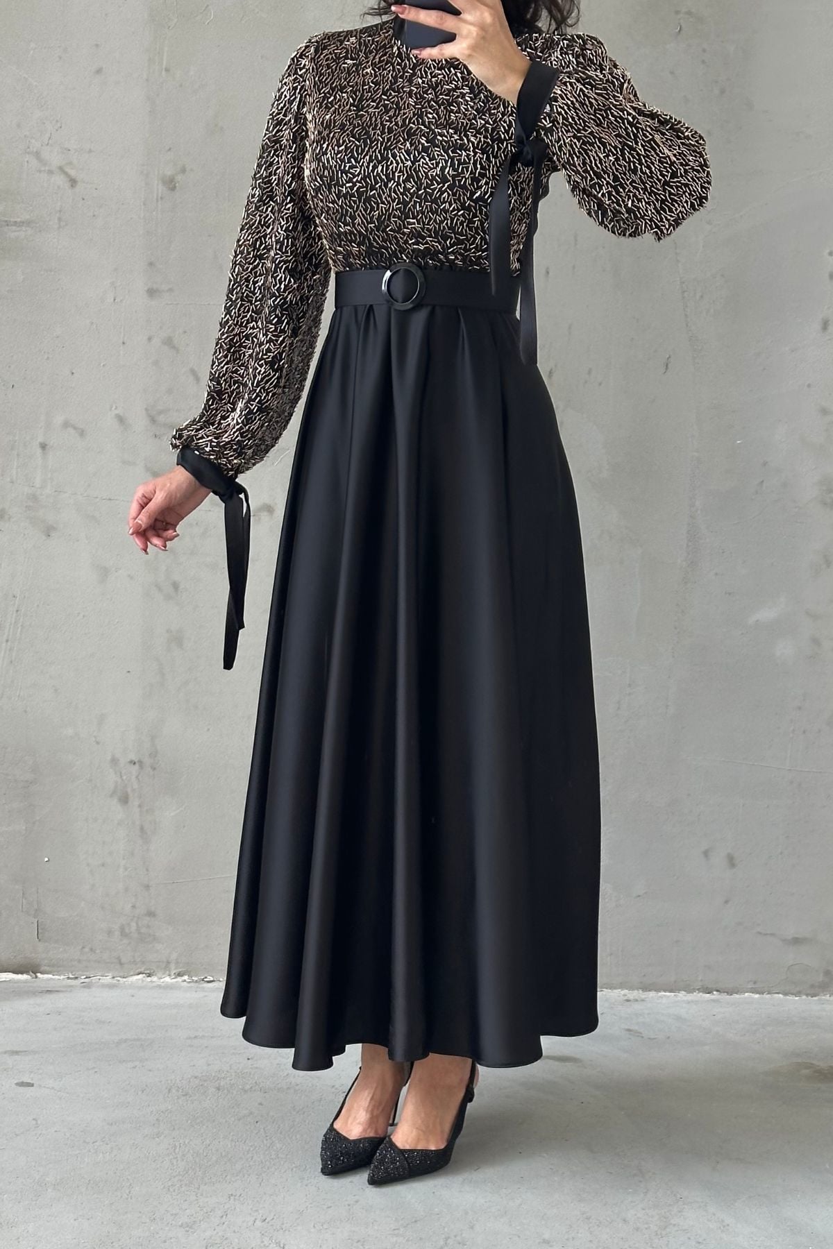 İşlemeli Üst Detaylı Kemerli Saten Tesettür Abiye Siyah