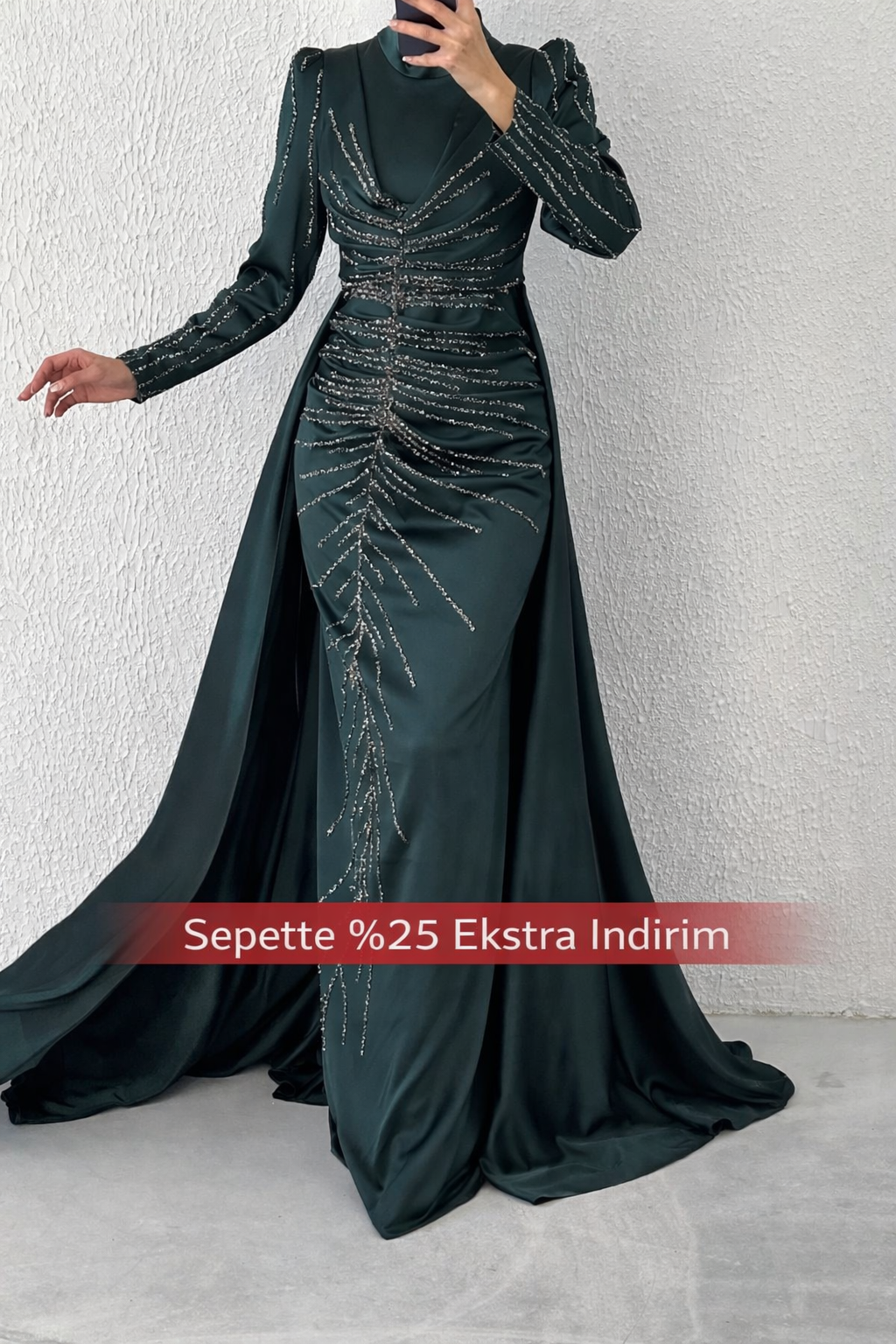 İnce İşlemeleriyle Zariflik Katan Saten Tesettür Abiye Yeşil