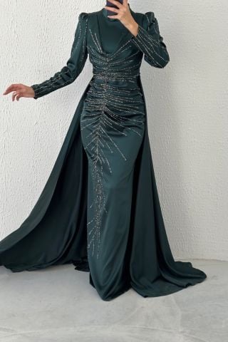 İnce İşlemeleriyle Zariflik Katan Saten Tesettür Abiye Yeşil