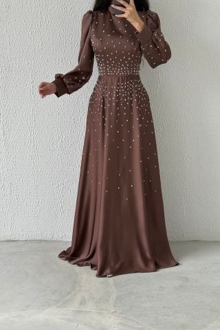 Boydan Zarif Taş Detaylı Saten Tesettür Abiye Kahverengi