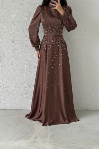 Boydan Zarif Taş Detaylı Saten Tesettür Abiye Kahverengi