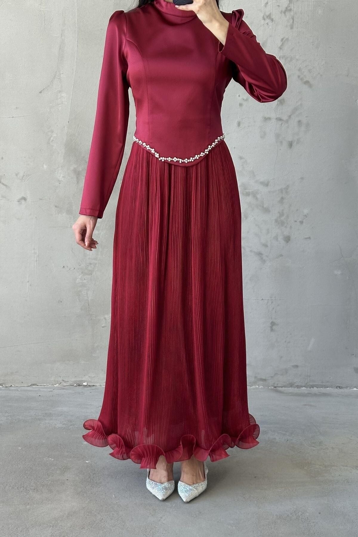 فستان سهرة فيرا محتشم باللون العنابي