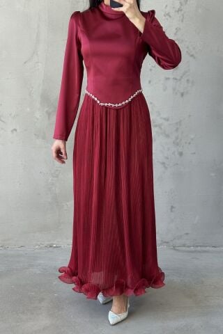 فستان سهرة فيرا محتشم باللون العنابي