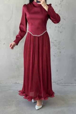 فستان سهرة فيرا محتشم باللون العنابي