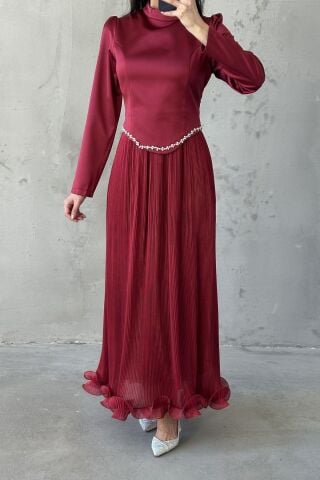 فستان سهرة فيرا محتشم باللون العنابي