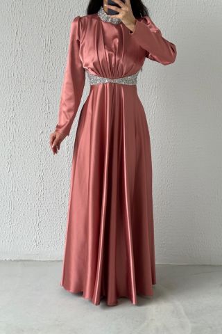 Taş Detaylı Üstü Büzgülü Saten Tesettür Abiye Pudra