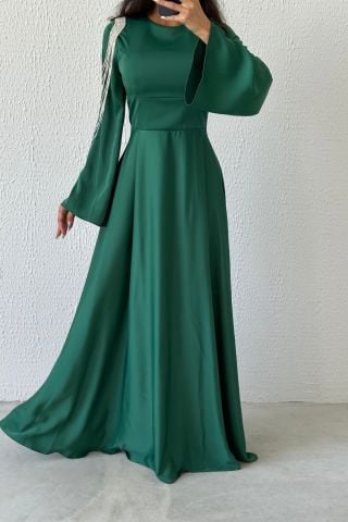 Zincir Işıltısı: Volan Kol Omuzdan Saten Tesettür Abiye Zümrüt Yeşili