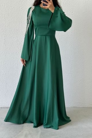 Zincir Işıltısı: Volan Kol Omuzdan Saten Tesettür Abiye Zümrüt Yeşili