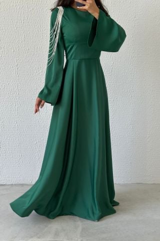 Zincir Işıltısı: Volan Kol Omuzdan Saten Tesettür Abiye Zümrüt Yeşili