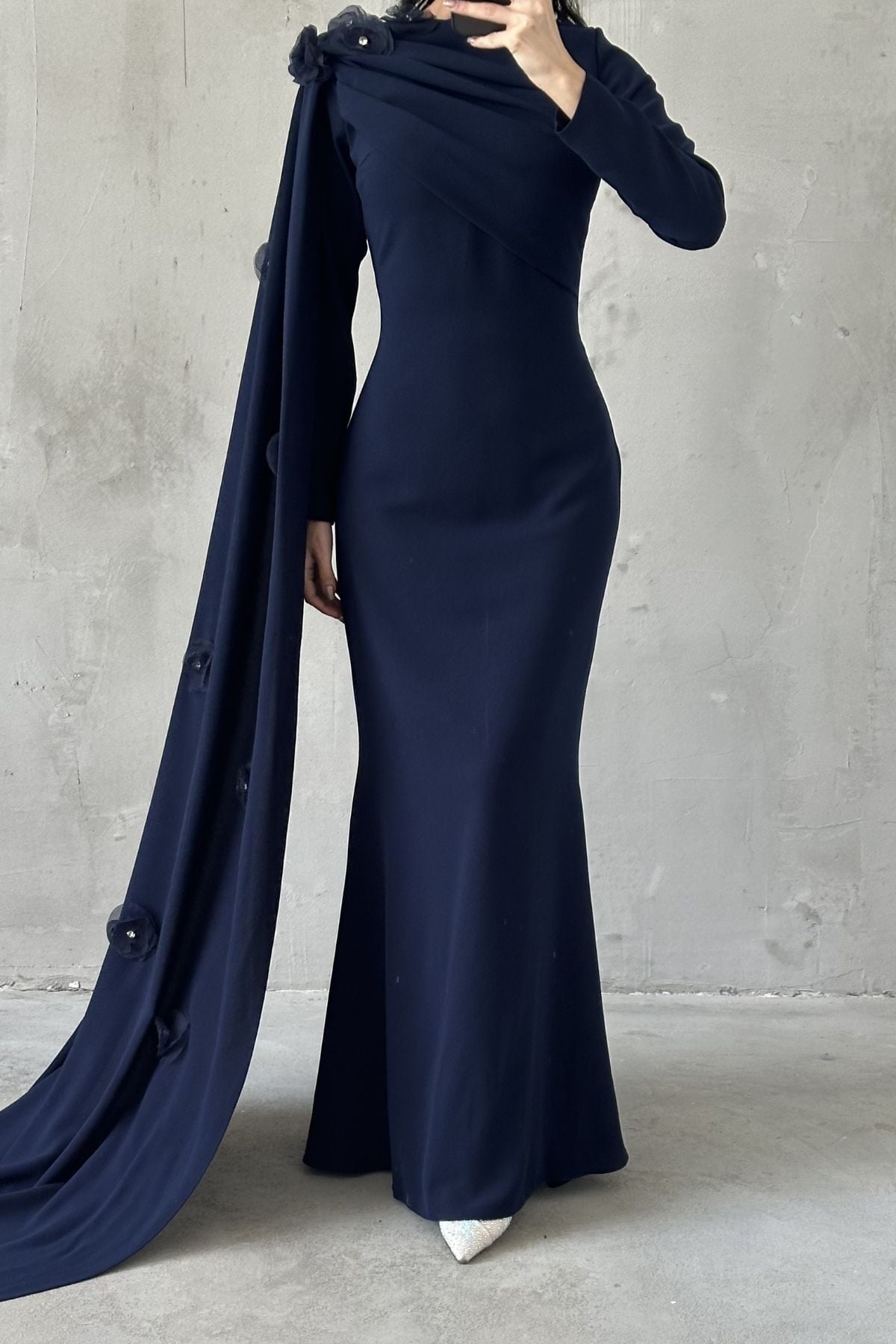 فستان سهرة من إلفان حجاب، لون كحلي