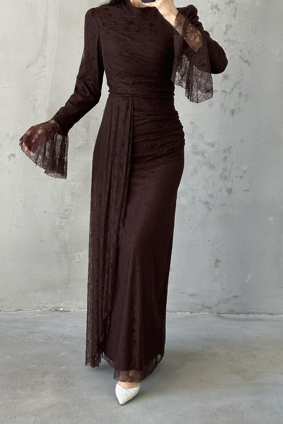 فستان سهرة بني اللون من روزيلا محجب