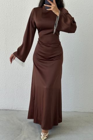 لؤلؤة الساتان: فستان سهرة حجاب بتفاصيل سلسلة وأكمام واسعة باللون البني