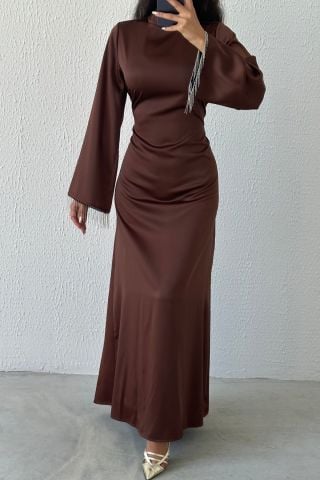 Saten İncisi: Volan Kol Zincir Detaylı Tesettür Abiye Kahverengi