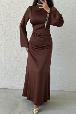 Saten İncisi: Volan Kol Zincir Detaylı Tesettür Abiye Kahverengi