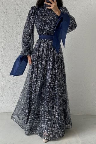 فستان سهرة حجاب بحزام فضي بتصميم أنيق باللون الأزرق الداكن