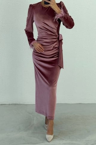 Zarif Dokunuşlarla Süslenmiş, Kolu Tüylü Kalem Kadife Tesettür Abiye Pudra