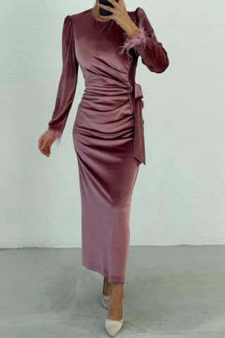 Zarif Dokunuşlarla Süslenmiş, Kolu Tüylü Kalem Kadife Tesettür Abiye Pudra