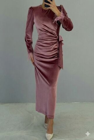 Zarif Dokunuşlarla Süslenmiş, Kolu Tüylü Kalem Kadife Tesettür Abiye Pudra