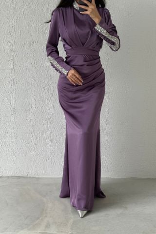 فستان سهرة من الساتان بتصميم عصري مع تفاصيل حجرية على الأكمام والياقة أرجواني
