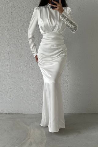 فستان سهرة من الساتان للحجاب بتصميم عصري إكرو مع تفاصيل حجرية على الأكمام والياقة