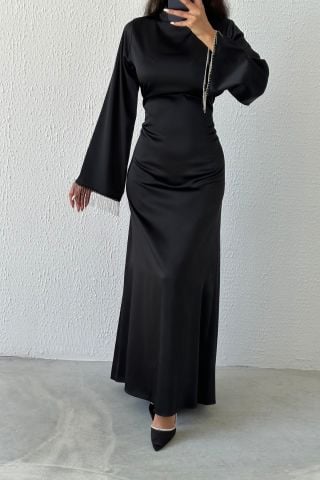 Saten İncisi: Volan Kol Zincir Detaylı Tesettür Abiye Siyah