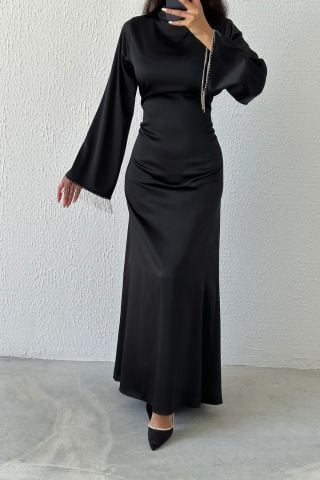 Saten İncisi: Volan Kol Zincir Detaylı Tesettür Abiye Siyah