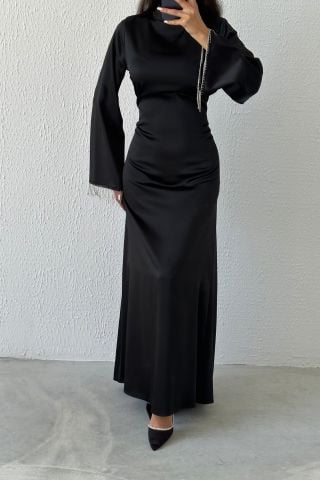 Saten İncisi: Volan Kol Zincir Detaylı Tesettür Abiye Siyah