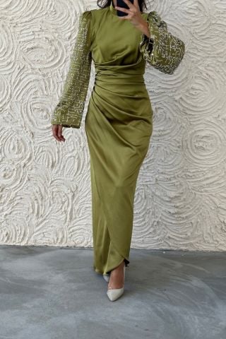 Zarif Duruş:Belden Büzgülü Kolları Taşlı Saten Tesettür Abiye Yağ Yeşili