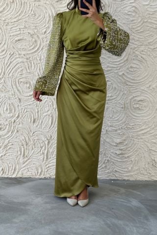 Zarif Duruş:Belden Büzgülü Kolları Taşlı Saten Tesettür Abiye Yağ Yeşili