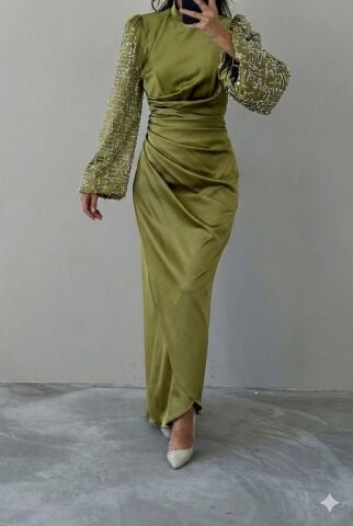 Zarif Duruş:Belden Büzgülü Kolları Taşlı Saten Tesettür Abiye Yağ Yeşili