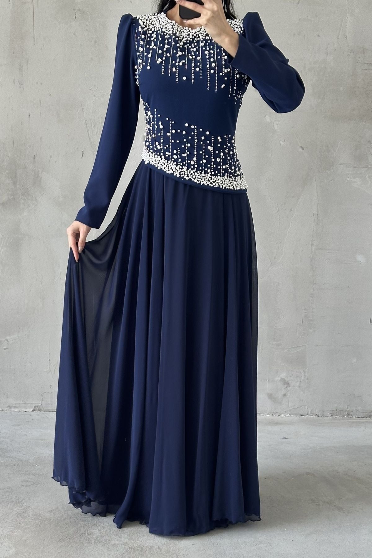 فستان سهرة من مينا حجاب، لون كحلي