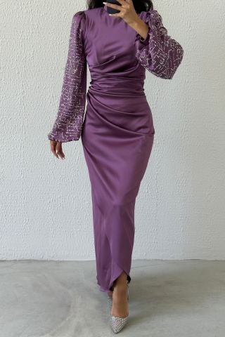 Zarif Duruş:Belden Büzgülü Kolları Taşlı Saten Tesettür Abiye Lila