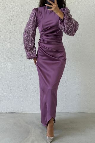 Zarif Duruş:Belden Büzgülü Kolları Taşlı Saten Tesettür Abiye Lila