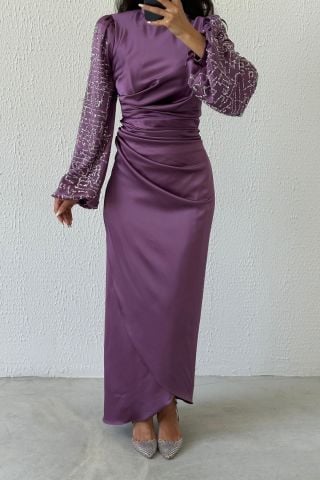 Zarif Duruş:Belden Büzgülü Kolları Taşlı Saten Tesettür Abiye Lila