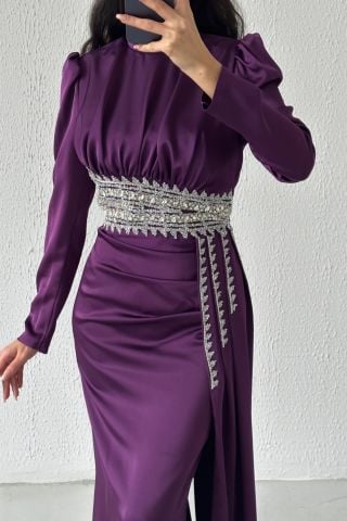 فستان سهرة أنيق من الساتان للحجاب باللون الأرجواني مع ذيل مفصل بالأحجار