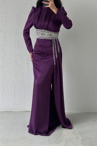 فستان سهرة أنيق من الساتان للحجاب باللون الأرجواني مع ذيل مفصل بالأحجار