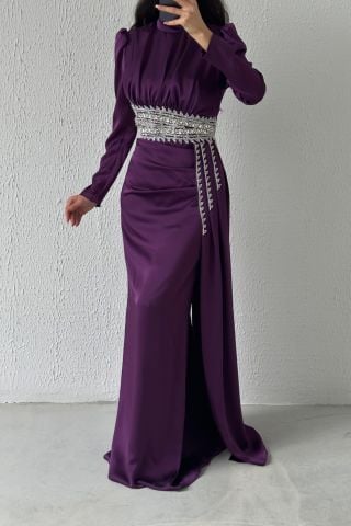 فستان سهرة أنيق من الساتان للحجاب باللون الأرجواني مع ذيل مفصل بالأحجار