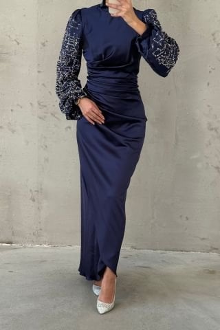 Zarif Duruş:Belden Büzgülü Kolları Taşlı Saten Tesettür Abiye Lacivert
