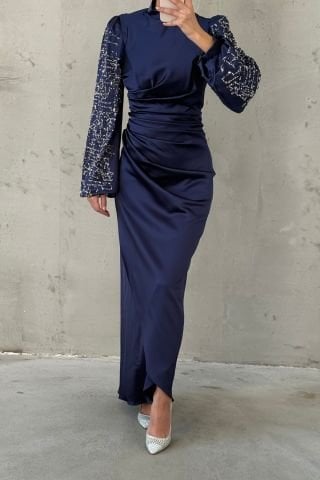 Zarif Duruş:Belden Büzgülü Kolları Taşlı Saten Tesettür Abiye Lacivert