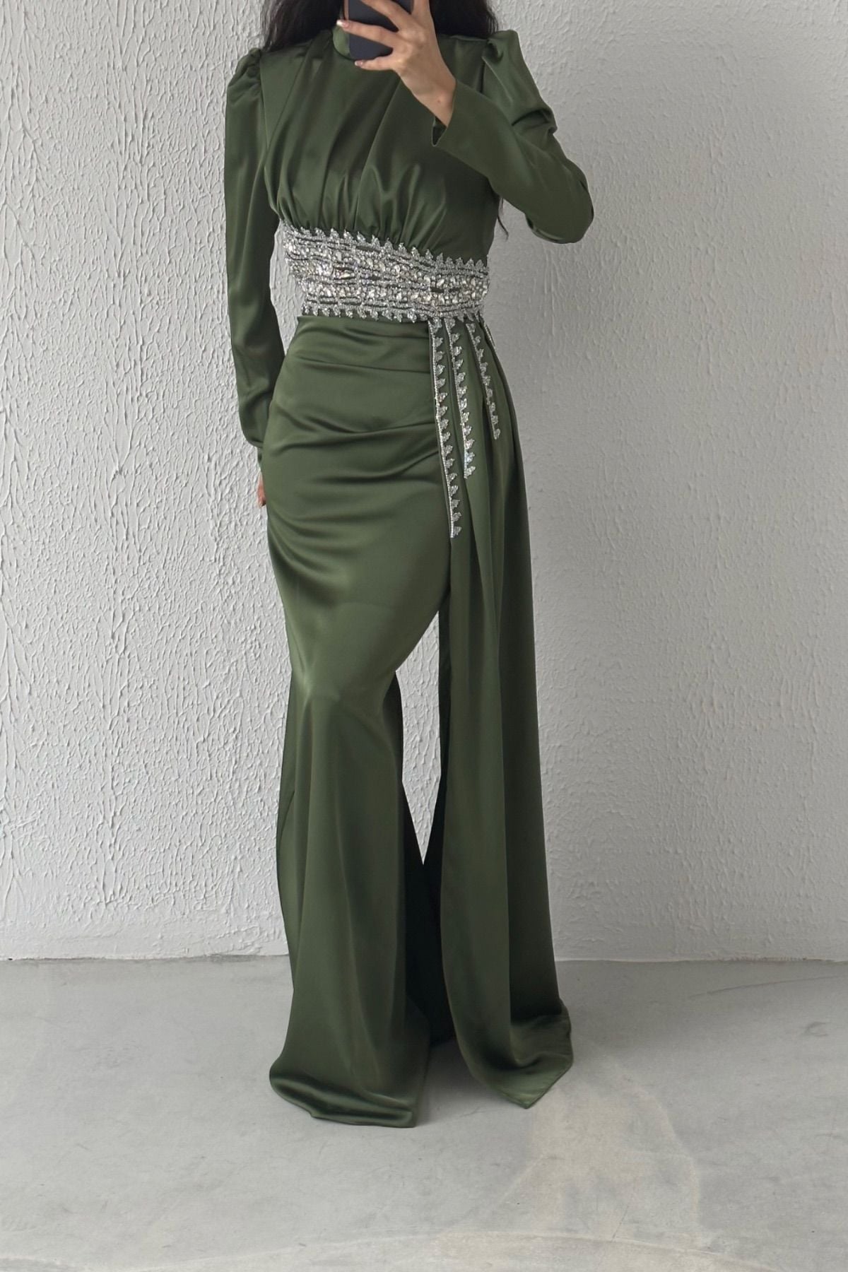 فستان سهرة أنيق من الساتان للحجاب باللون الكاكي مع ذيل مفصل بالأحجار