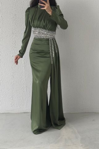 فستان سهرة أنيق من الساتان للحجاب باللون الكاكي مع ذيل مفصل بالأحجار