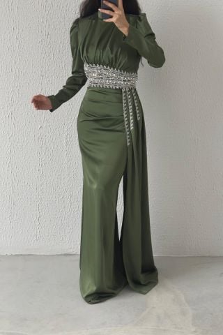 Taş Detaylı Kuyruğuyla Şık Saten Tesettür Abiye Haki